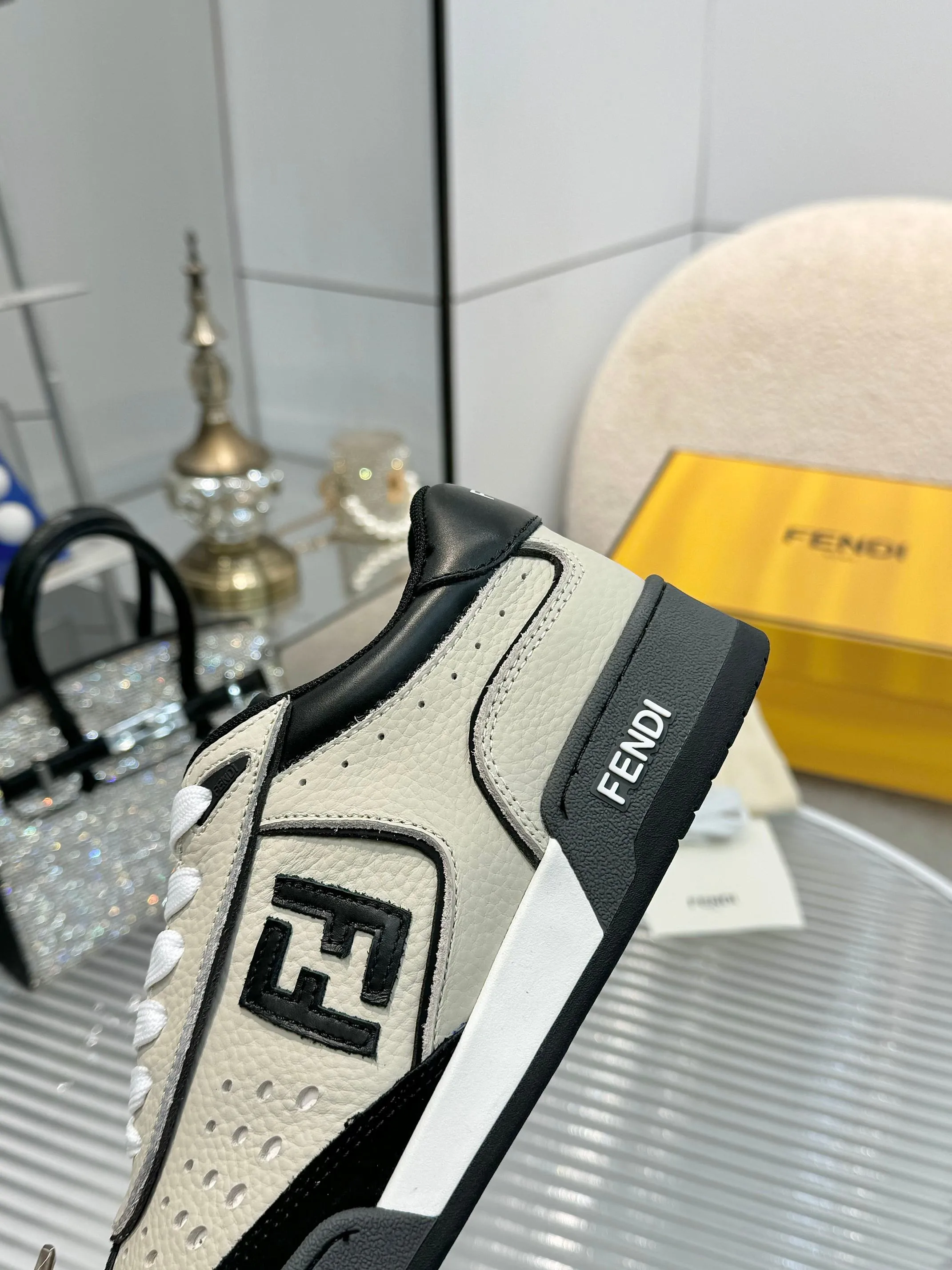 p620🐮🐮New❤Top super A version💯 Fendi Fendi 2025 New Year's King Explosive Style🔥 Many💑stars have the same style FD match. Original purchase for RMB14440. One to one replica. Designer Kim Jones's first sneaker fendi match and Donkey brand Trainer basketball sneakers, fresh blood injection and FF retro design It combines fashion and super comfort. [Wise] Whoever doesn’t grab it will regret it [There are many shoe uppers on the market with different color matching and cut corners in workmanship. The color matching and craftsmanship of my shoe upper are absolutely the same as the genuine products at the counter. Welcome to compare. Feet: Mesh injection molding pads 🎯 Soles: Please look for the original molded multi-color TPU outsole (❌ non-rubber sole) 🎯 Size: Female 35-41 Male 38-45 🎯 Packaging: Original 1:1 matching high-end packaging 🎁